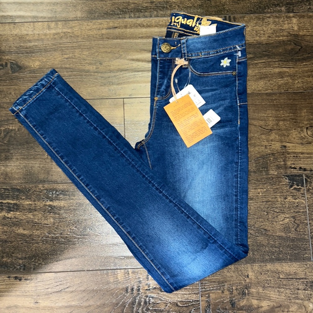 NWT Flower Embroidered Skinny Jeans